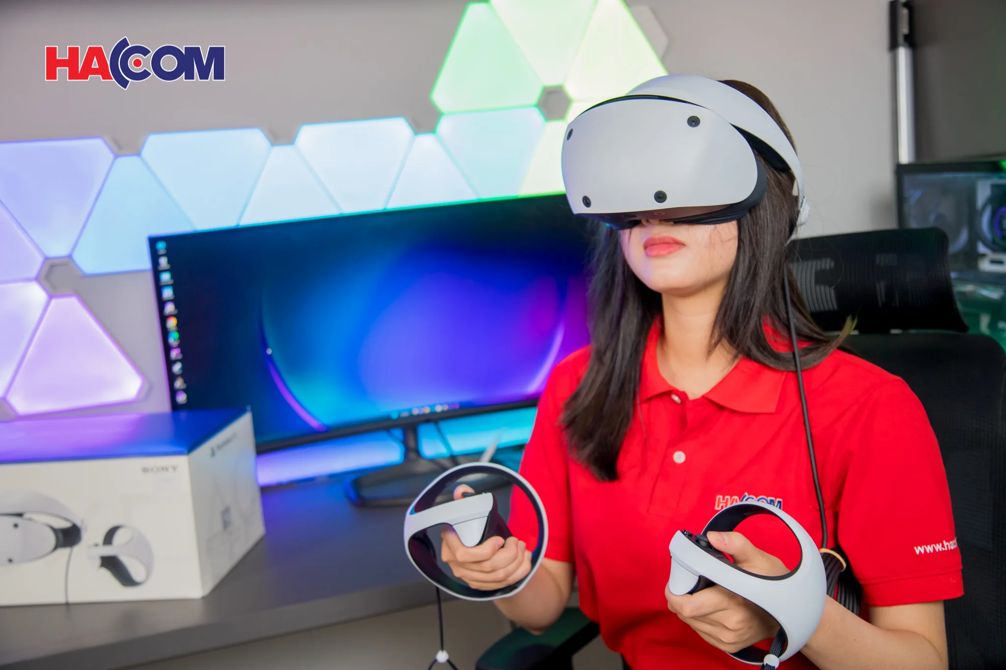 Kính Thực Tế Ảo Sony Playstation PSVR2 - Hàng Chính Hãng thumb 2